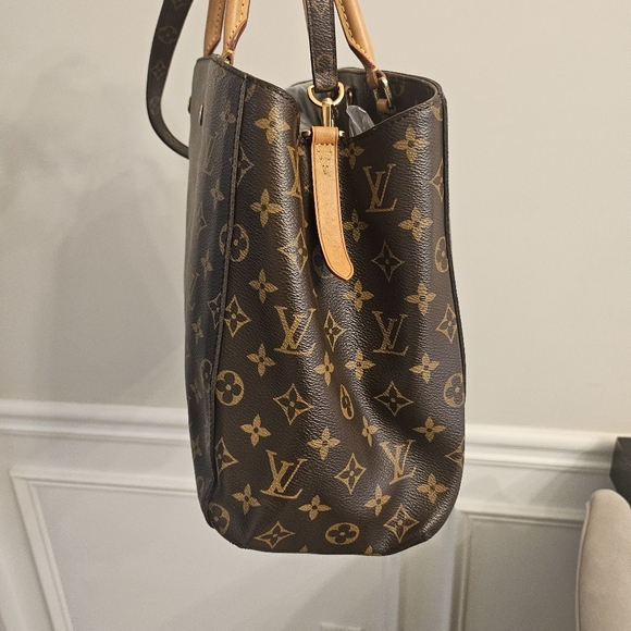 Louis Vuitton Montaigne GM – Monogram Canvas w/ Original Strap - Picture 15 of 16